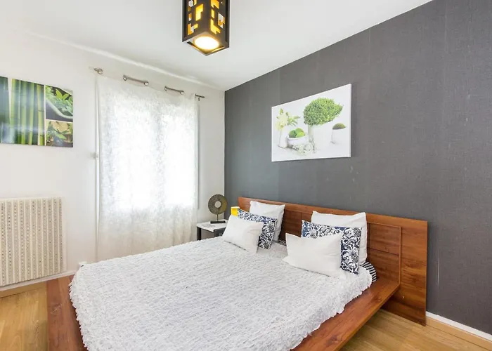 Au Coeur De - 70 M² - Parking Inclus Lägenhet *